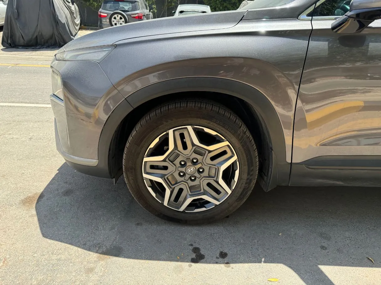 Car image 9