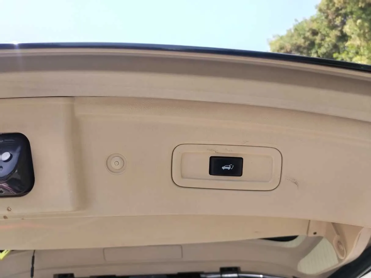 Car image 37
