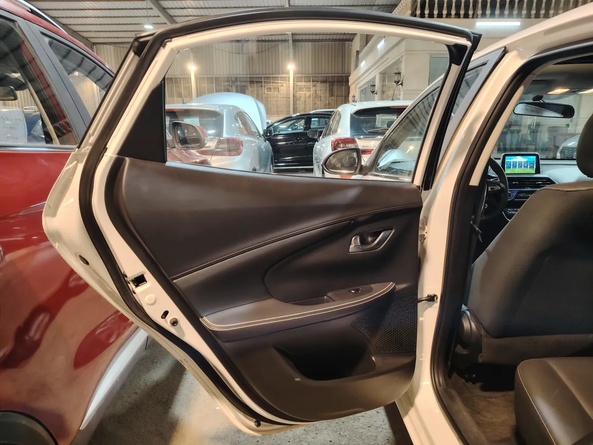 Car image 16