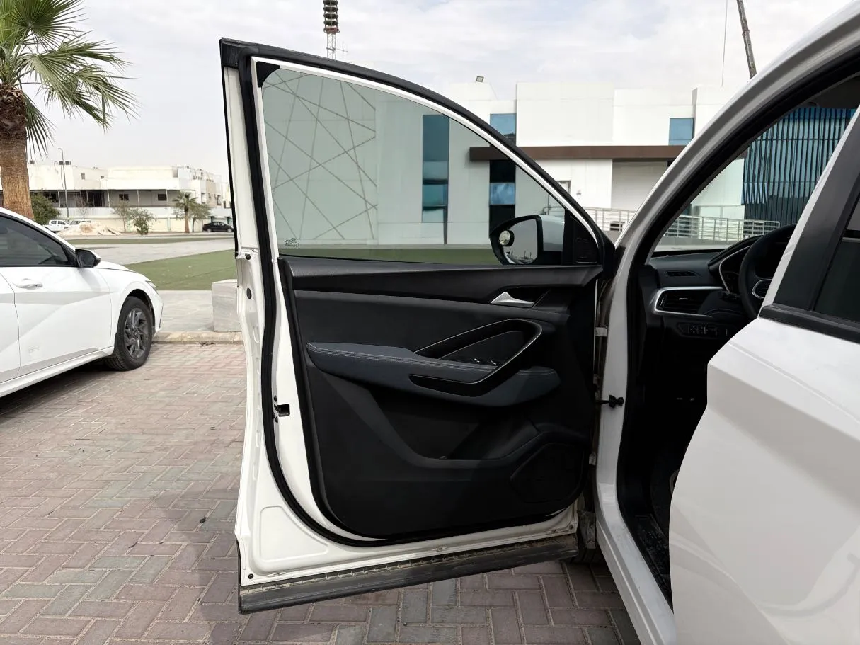 Car image 10