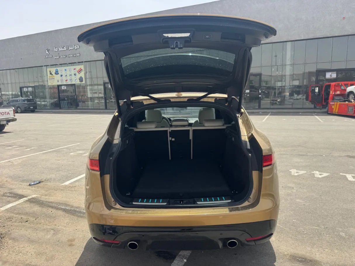 Car image 19