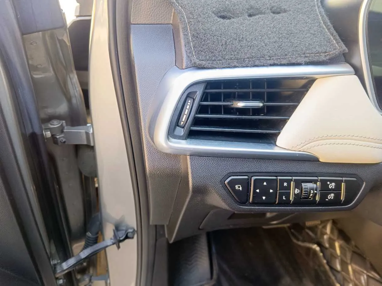 Car image 30