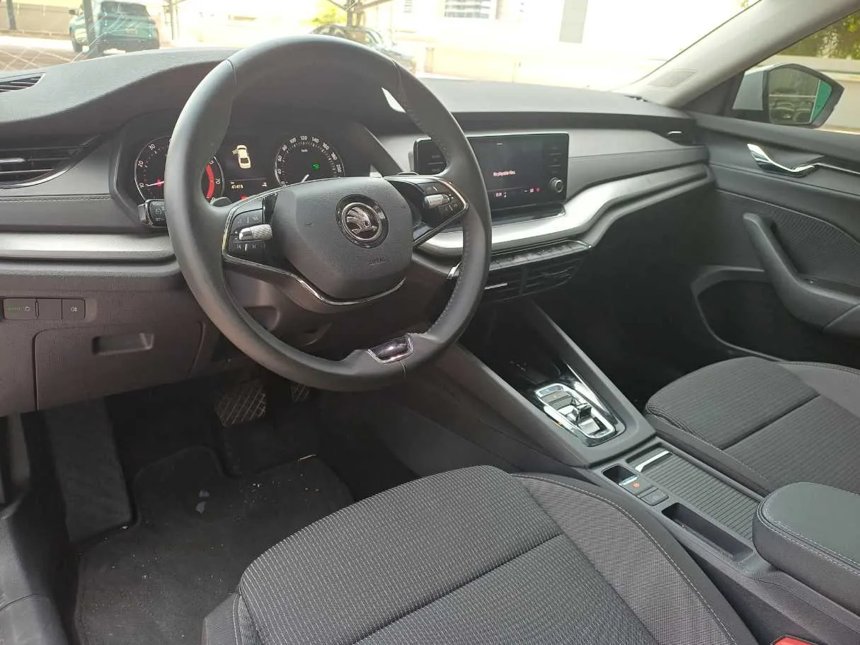 Car image 11