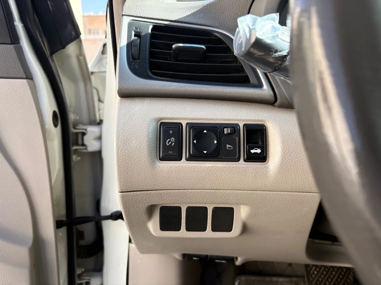Car image 25