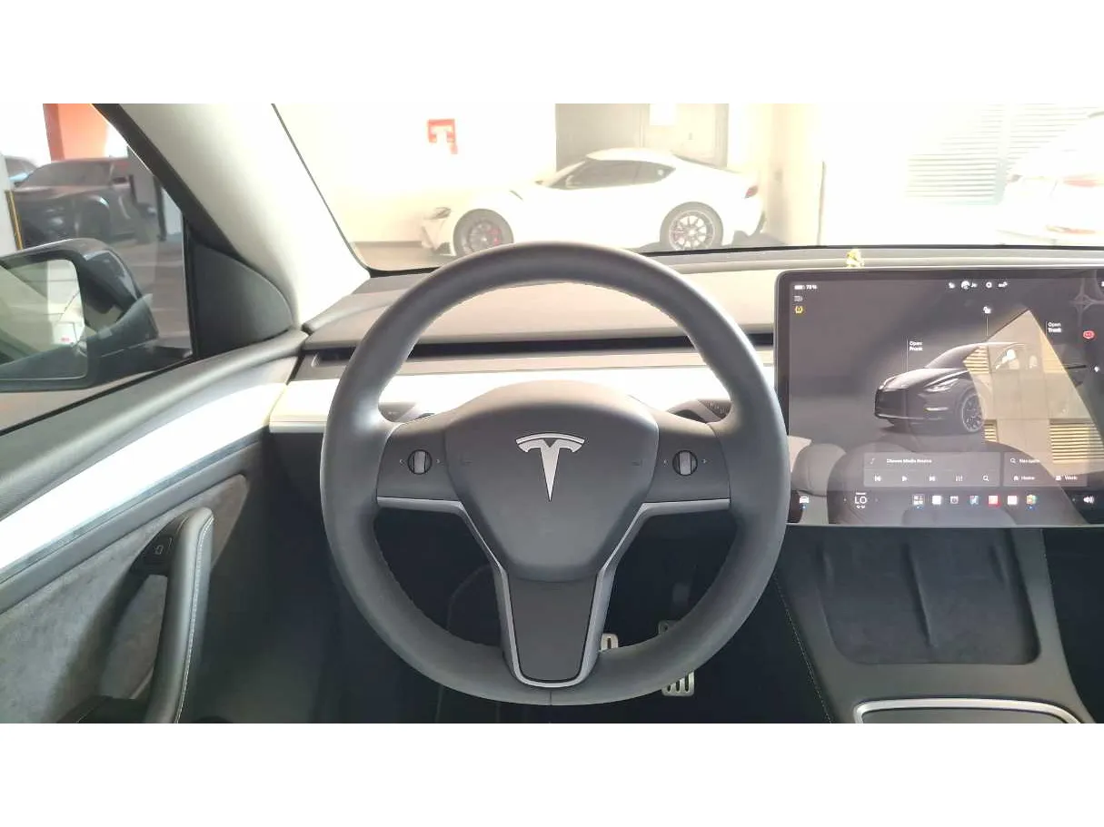 Car image 14