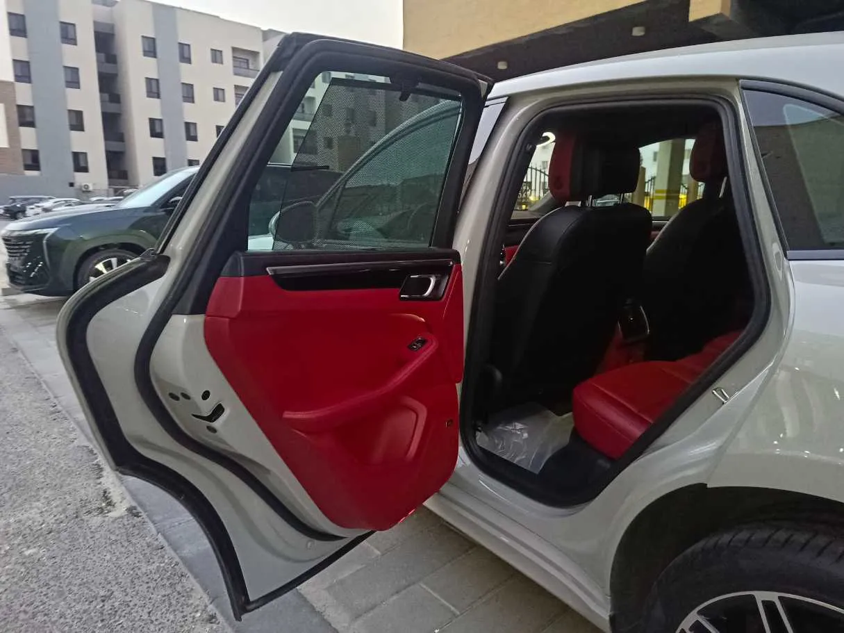 Car image 15