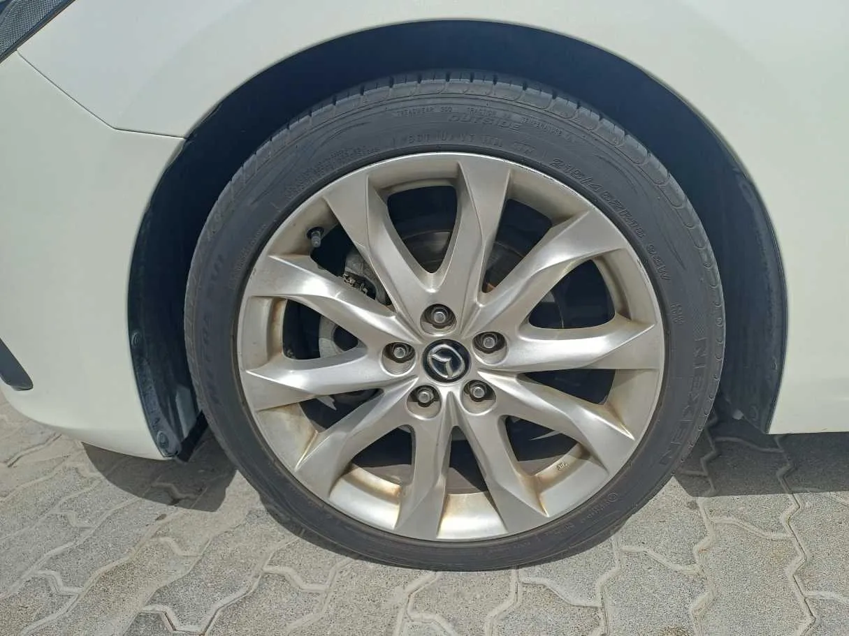 Car image 9
