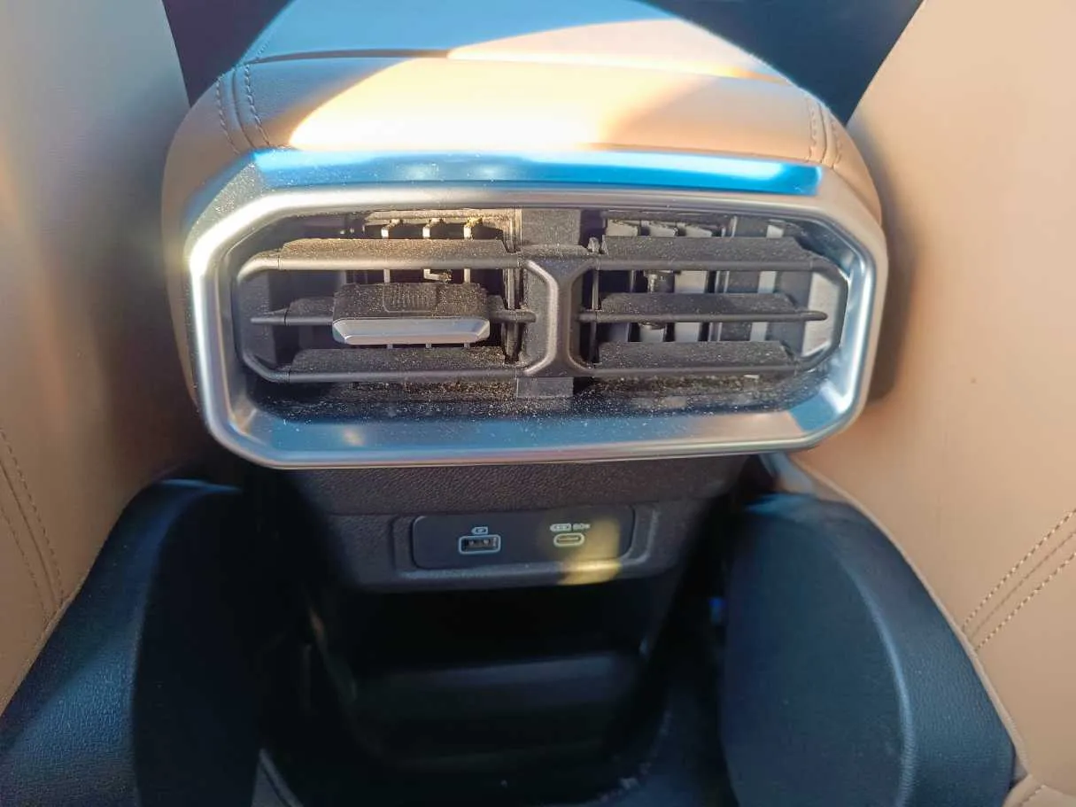 Car image 32