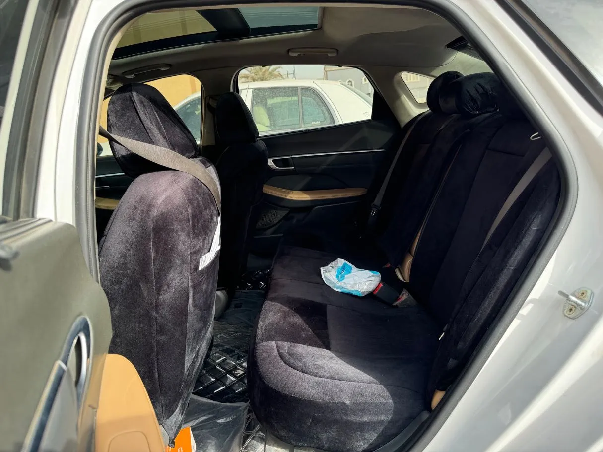 Car image 11