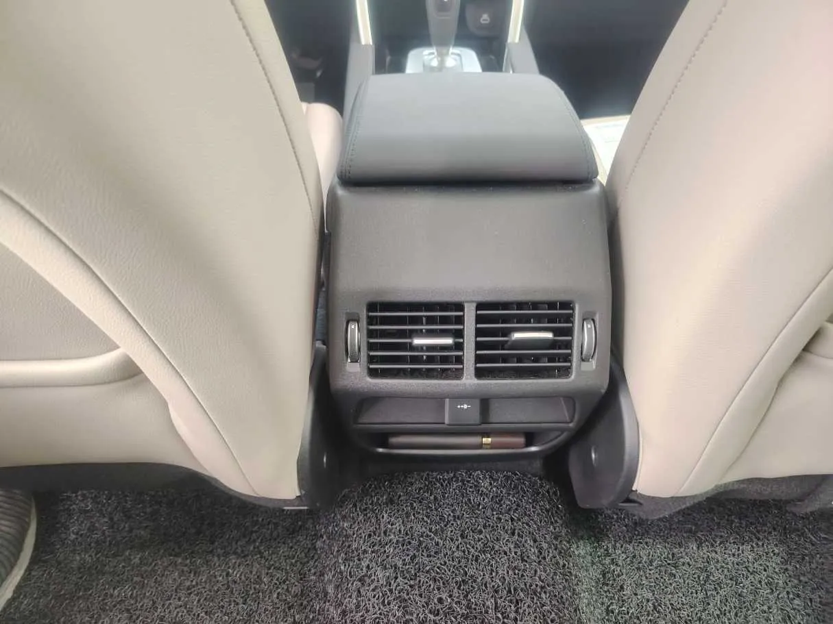 Car image 34