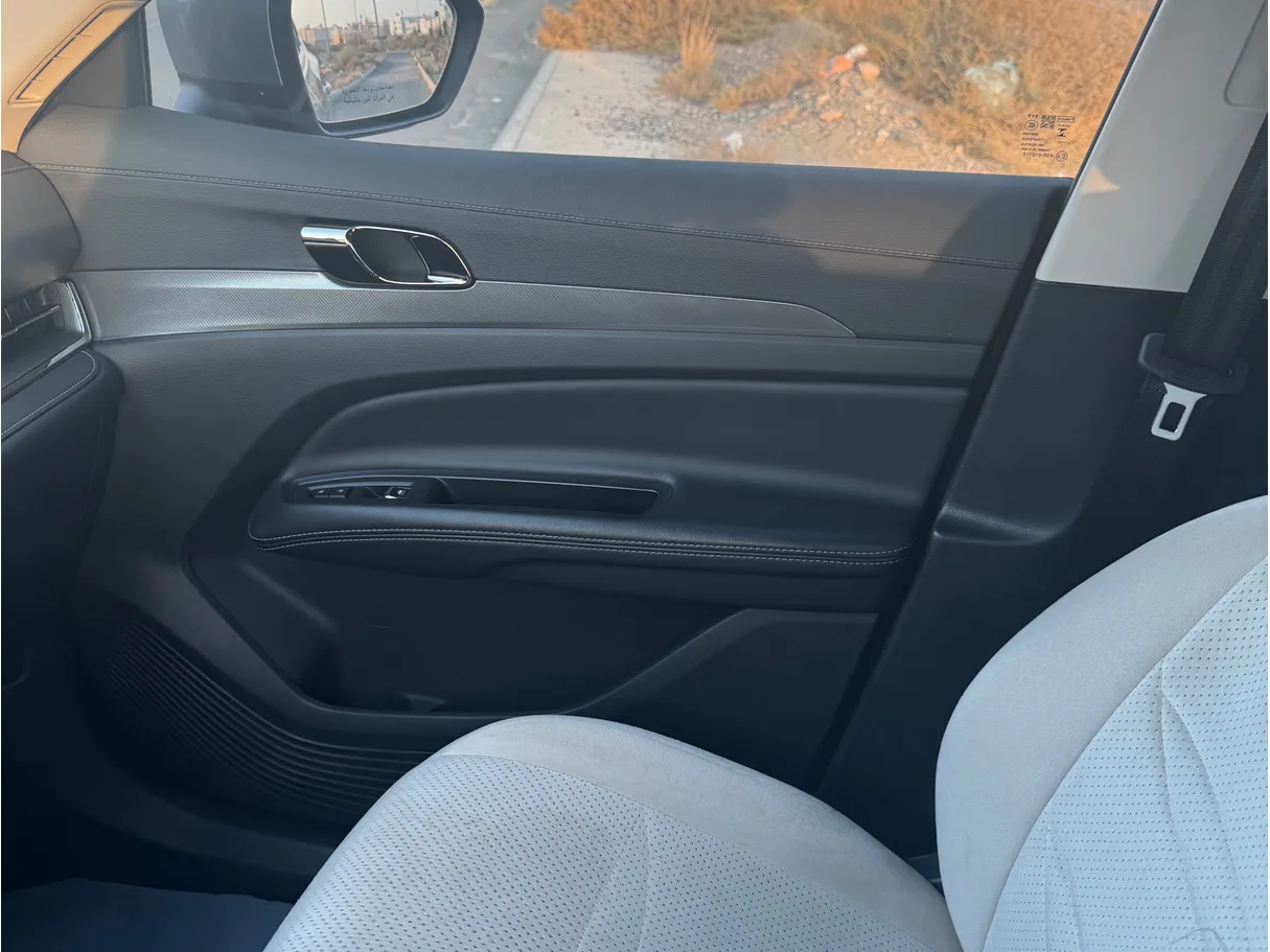 Car image 8
