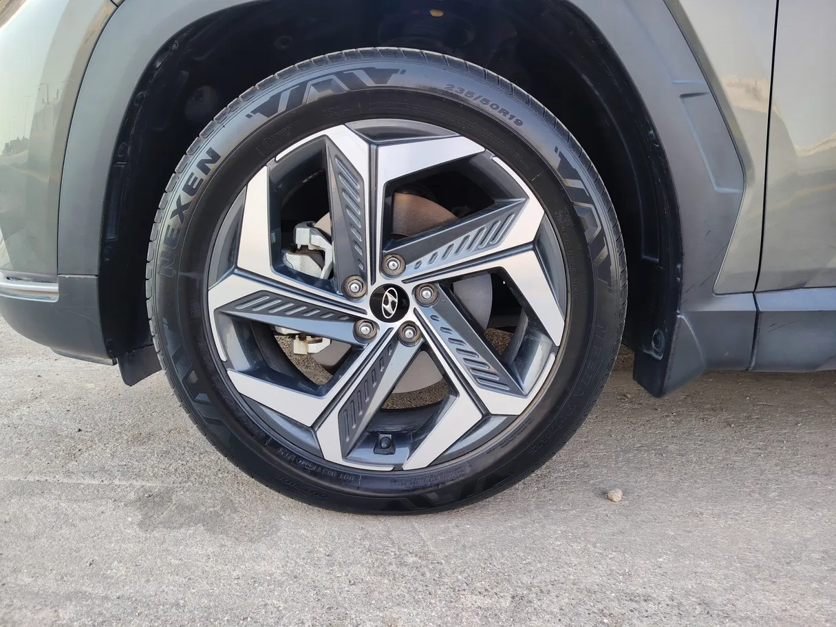 Car image 10