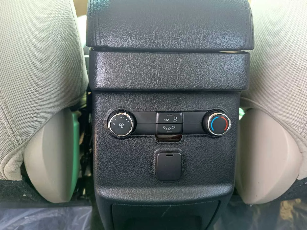 Car image 32