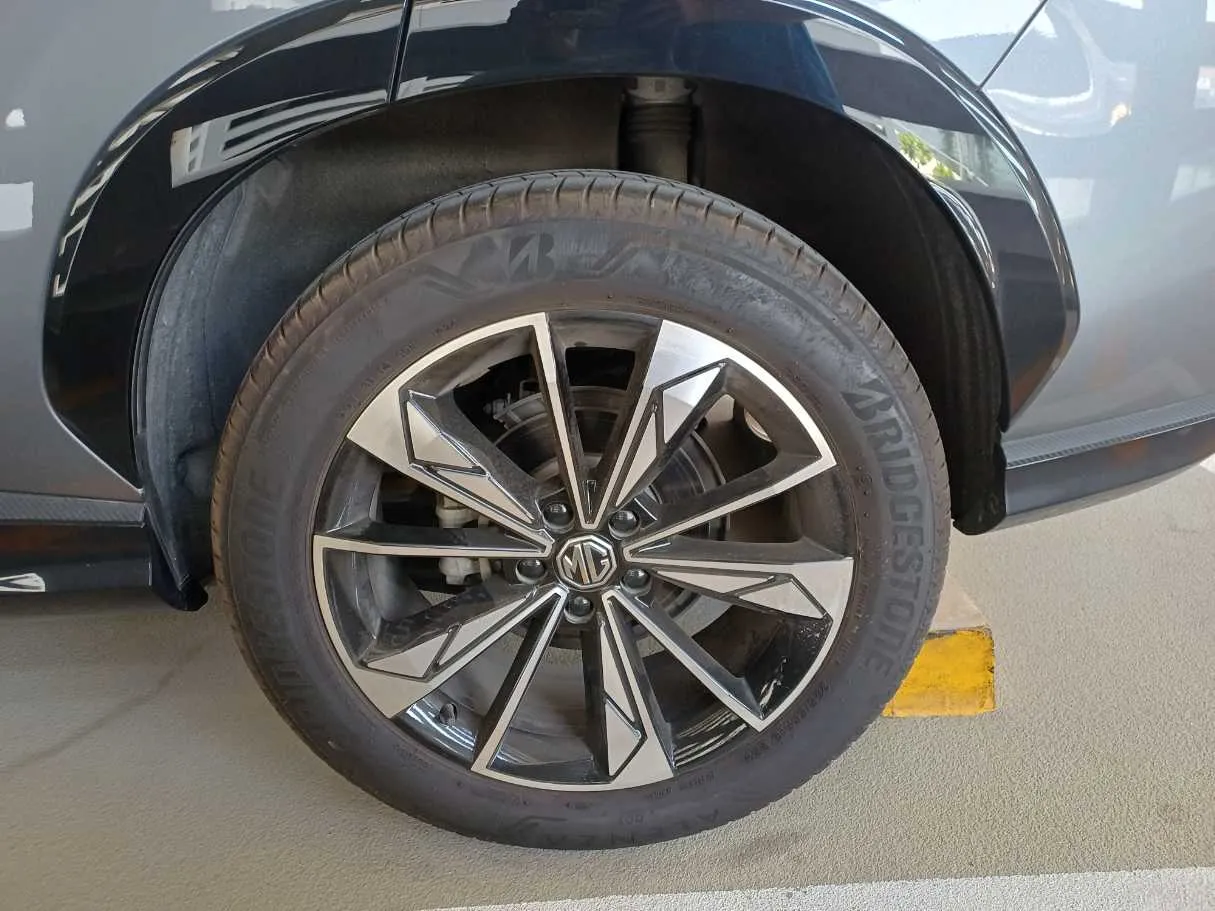 Car image 9