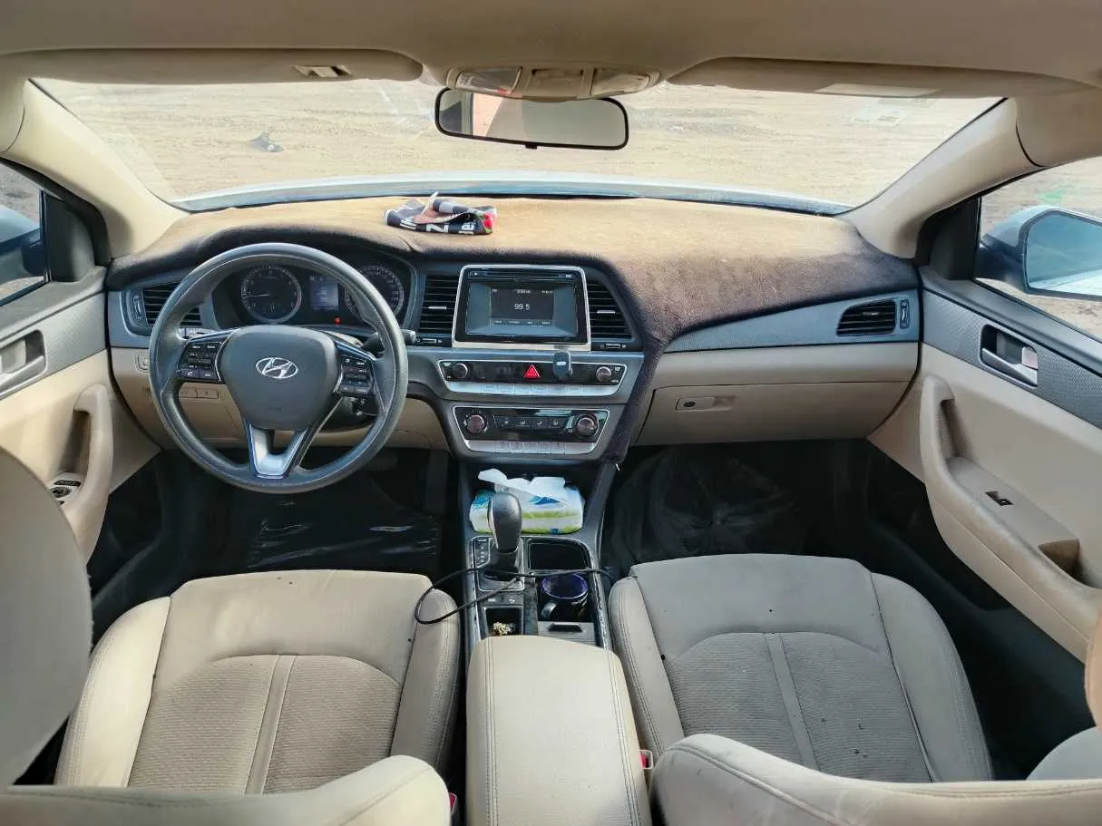 Car image 17