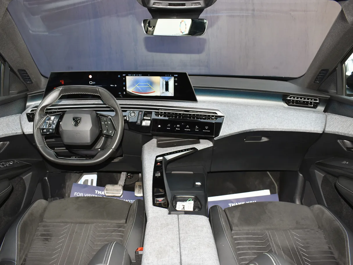 Car image 12