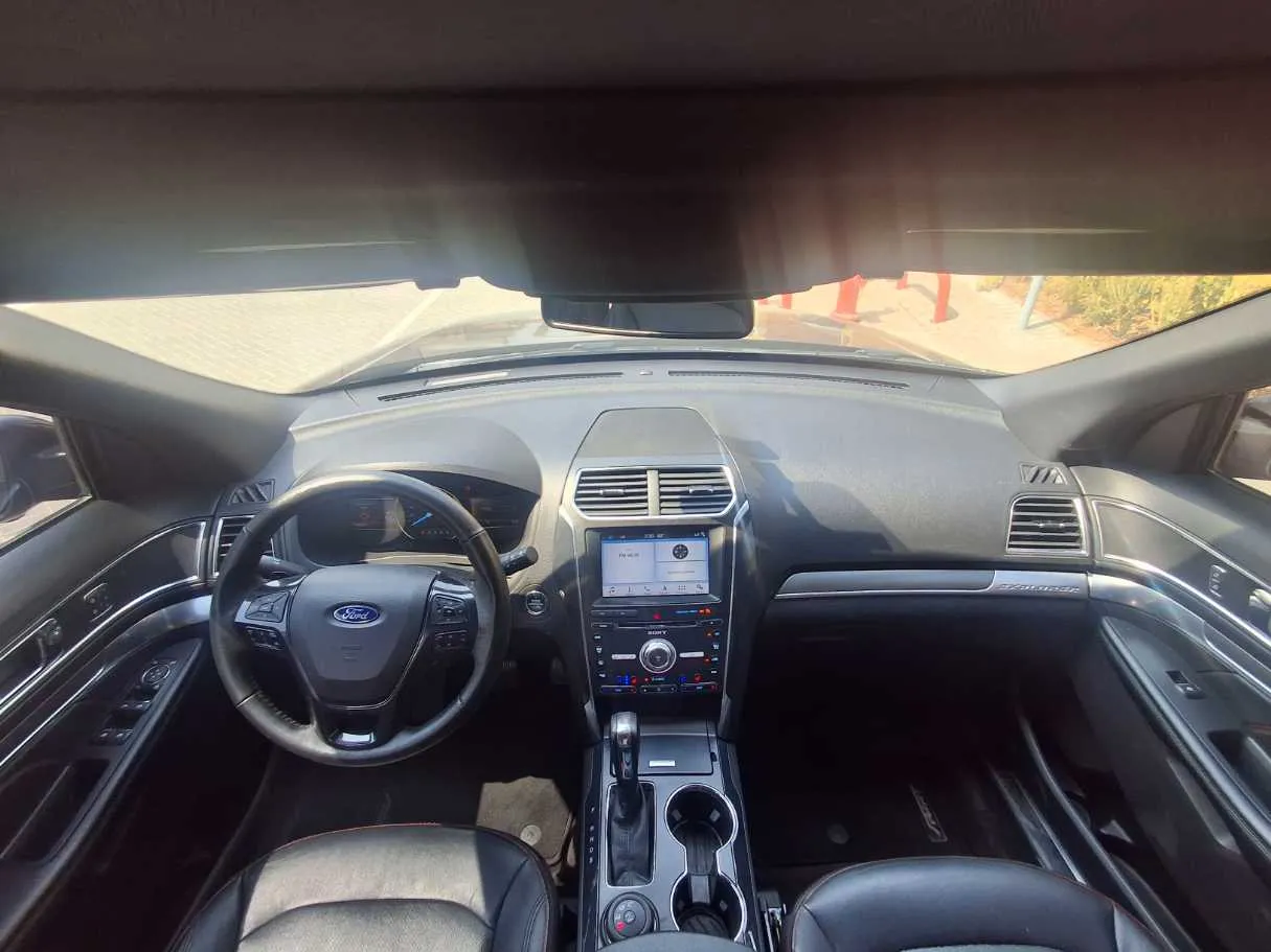 Car image 14