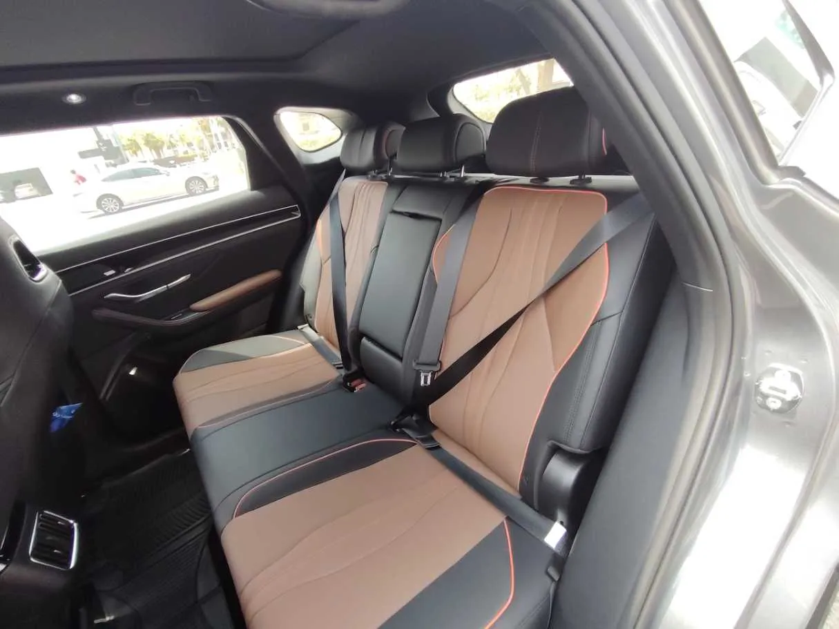 Car image 17