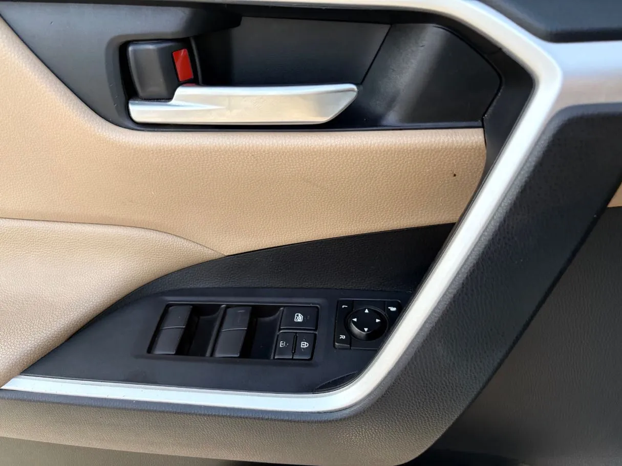 Car image 28
