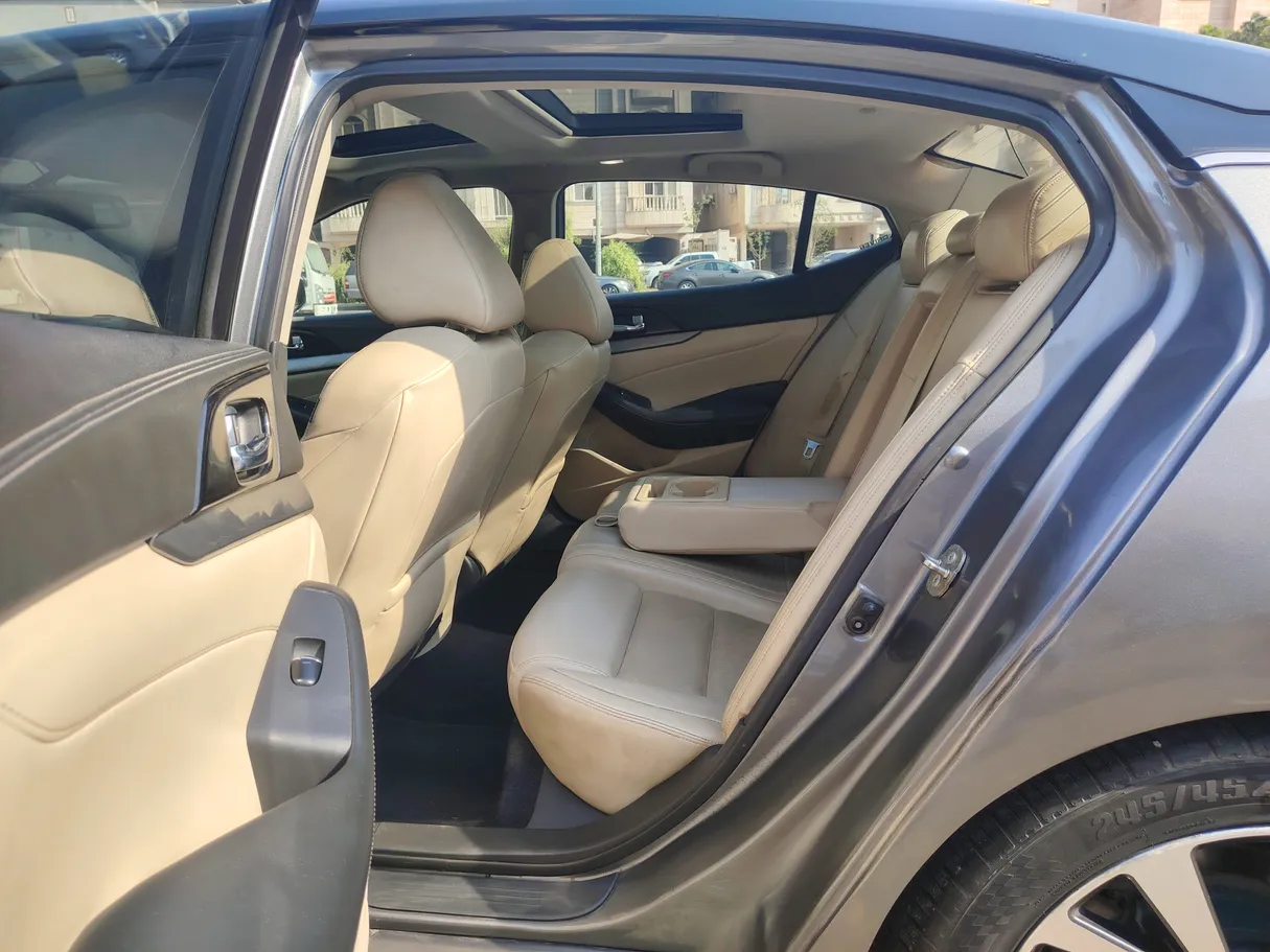 Car image 15