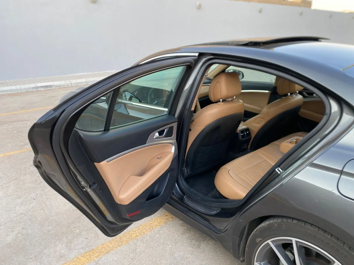 Car image 12