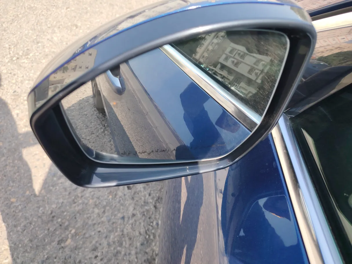 Car image 26