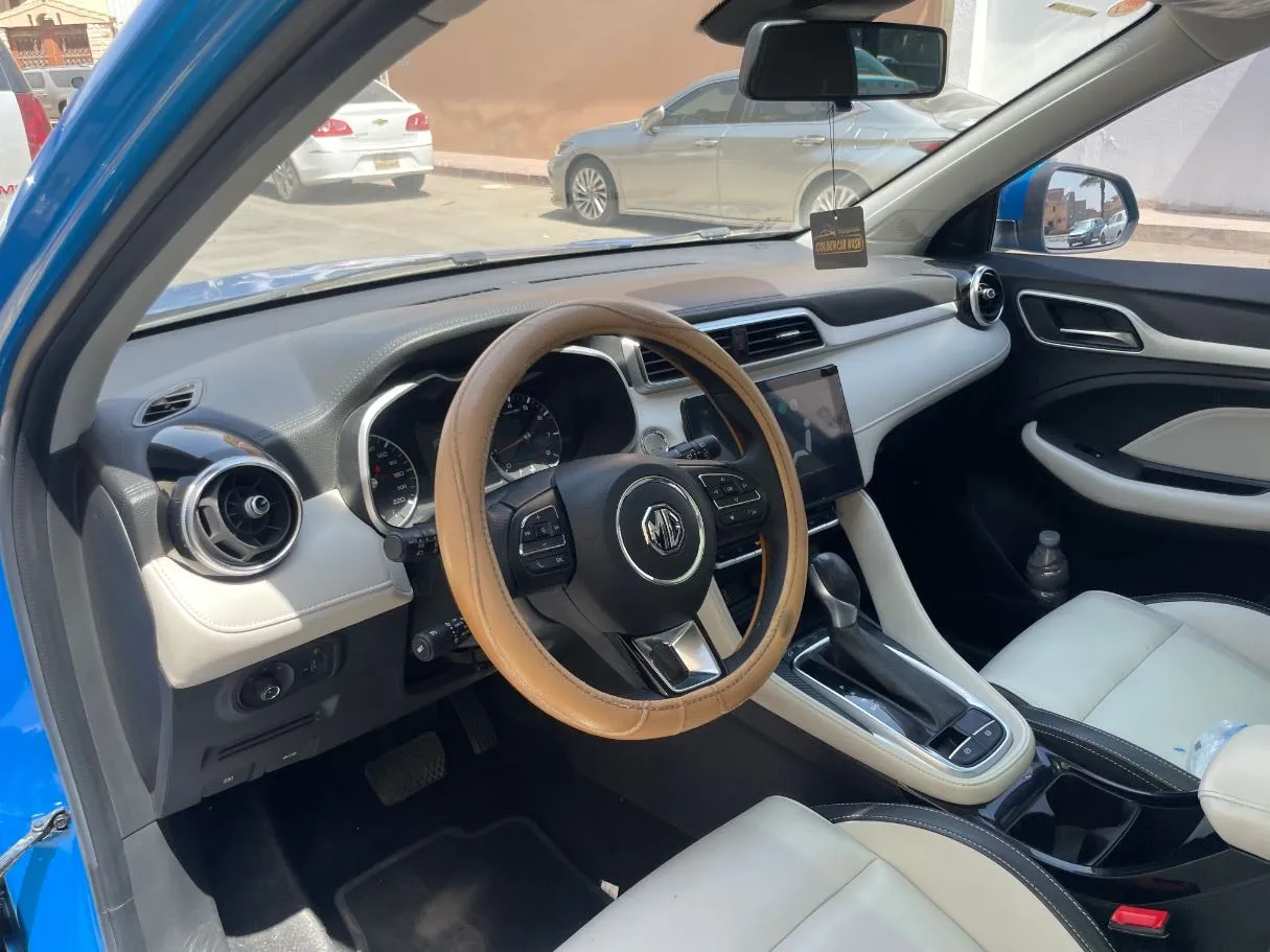 Car image 11