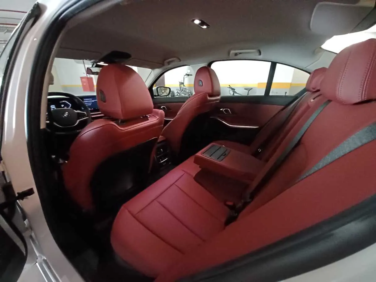 Car image 12