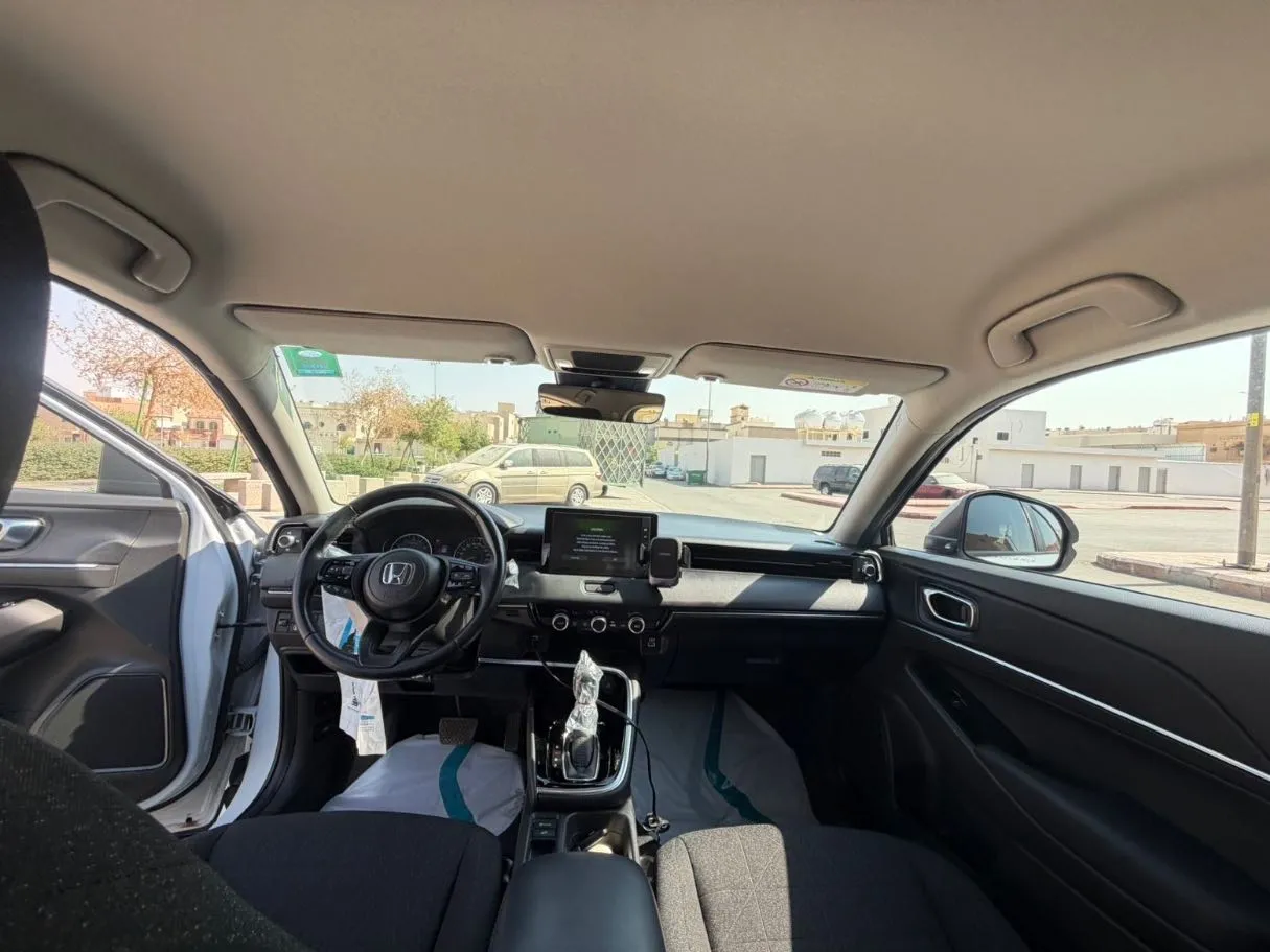 Car image 14