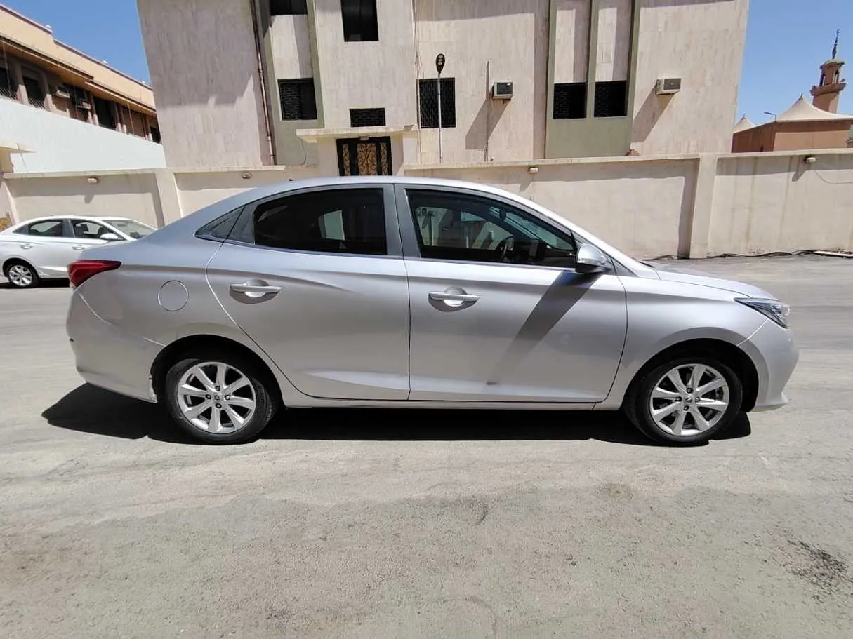 Car image 4