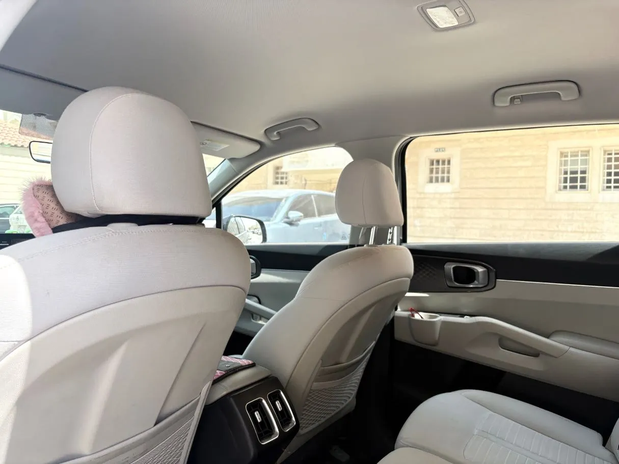 Car image 17