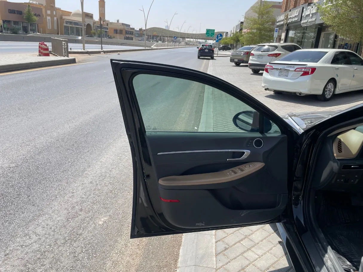 Car image 10