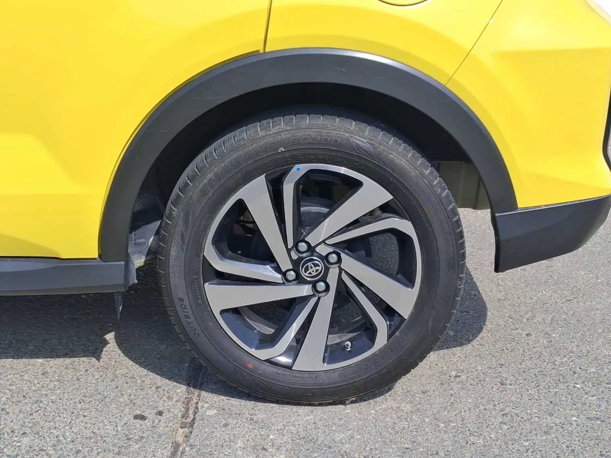 Car image 9