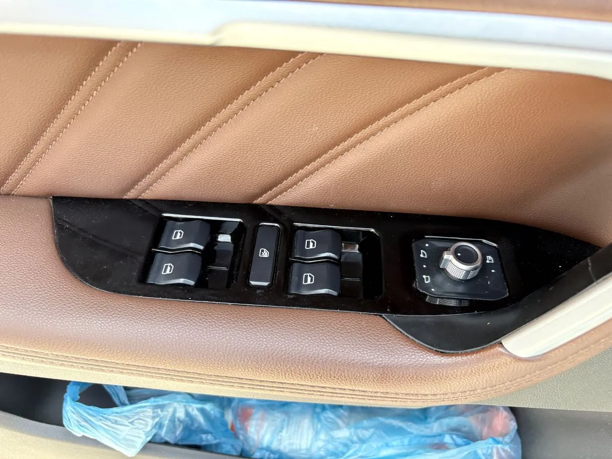 Car image 26