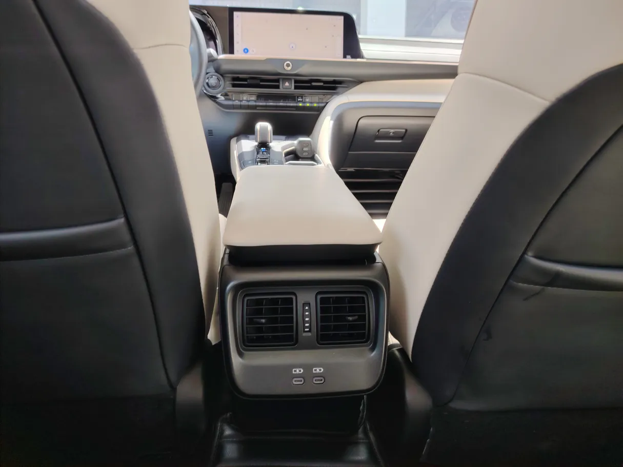 Car image 33