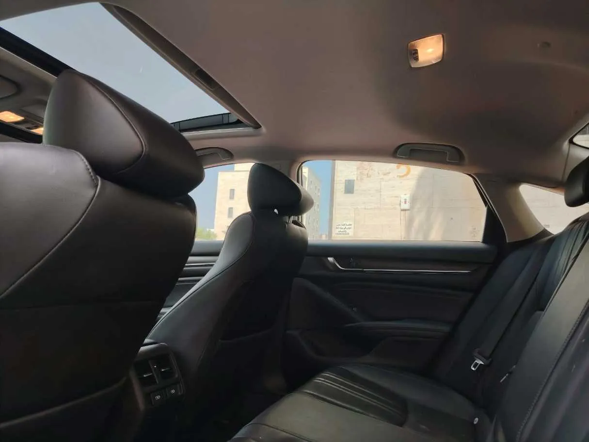 Car image 19