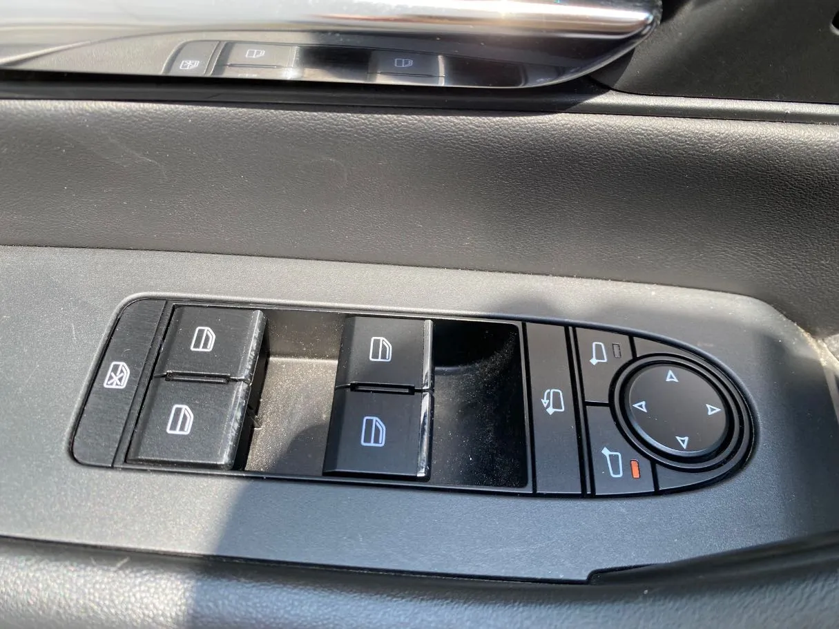 Car image 28