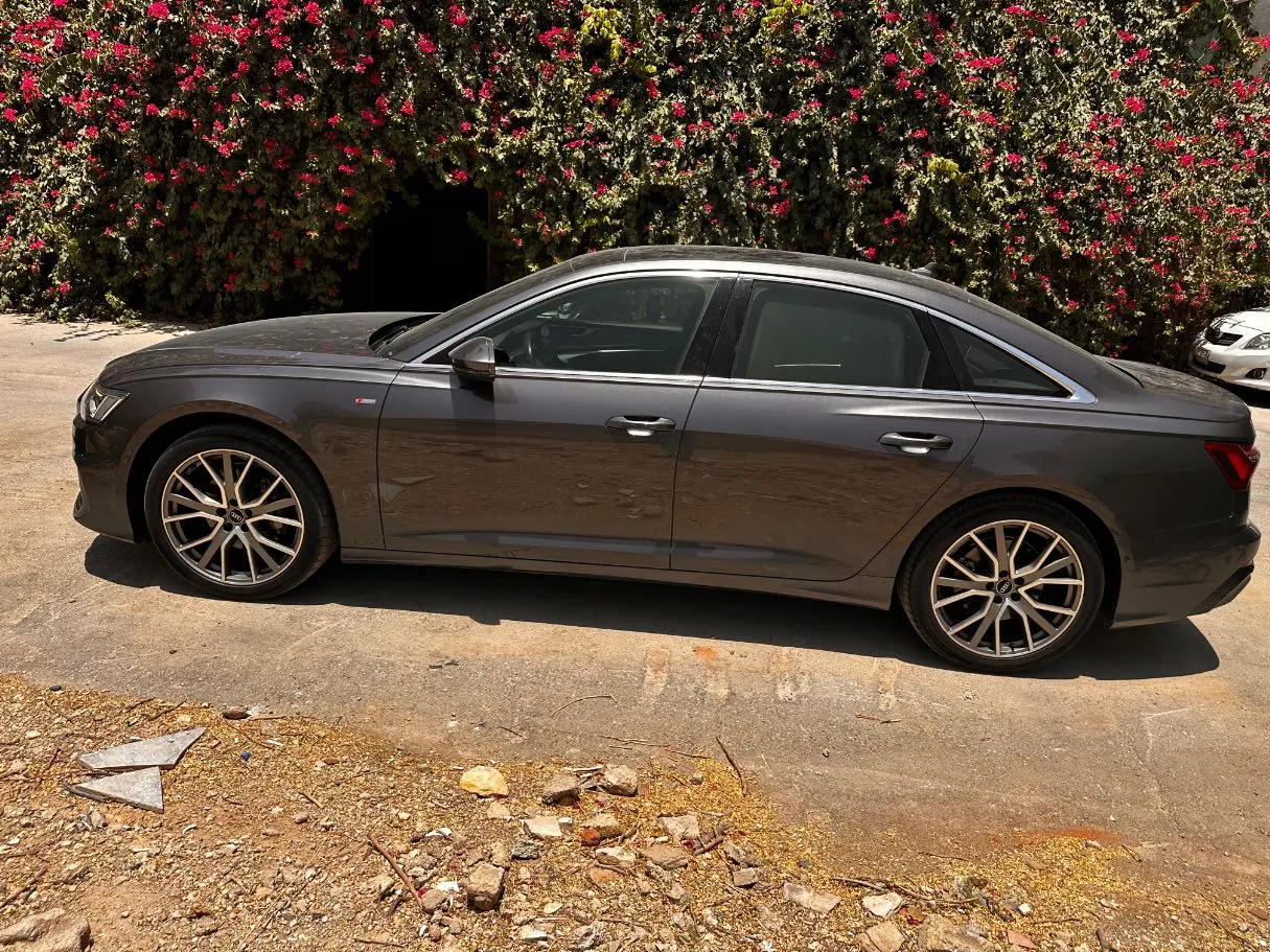 Car image 9