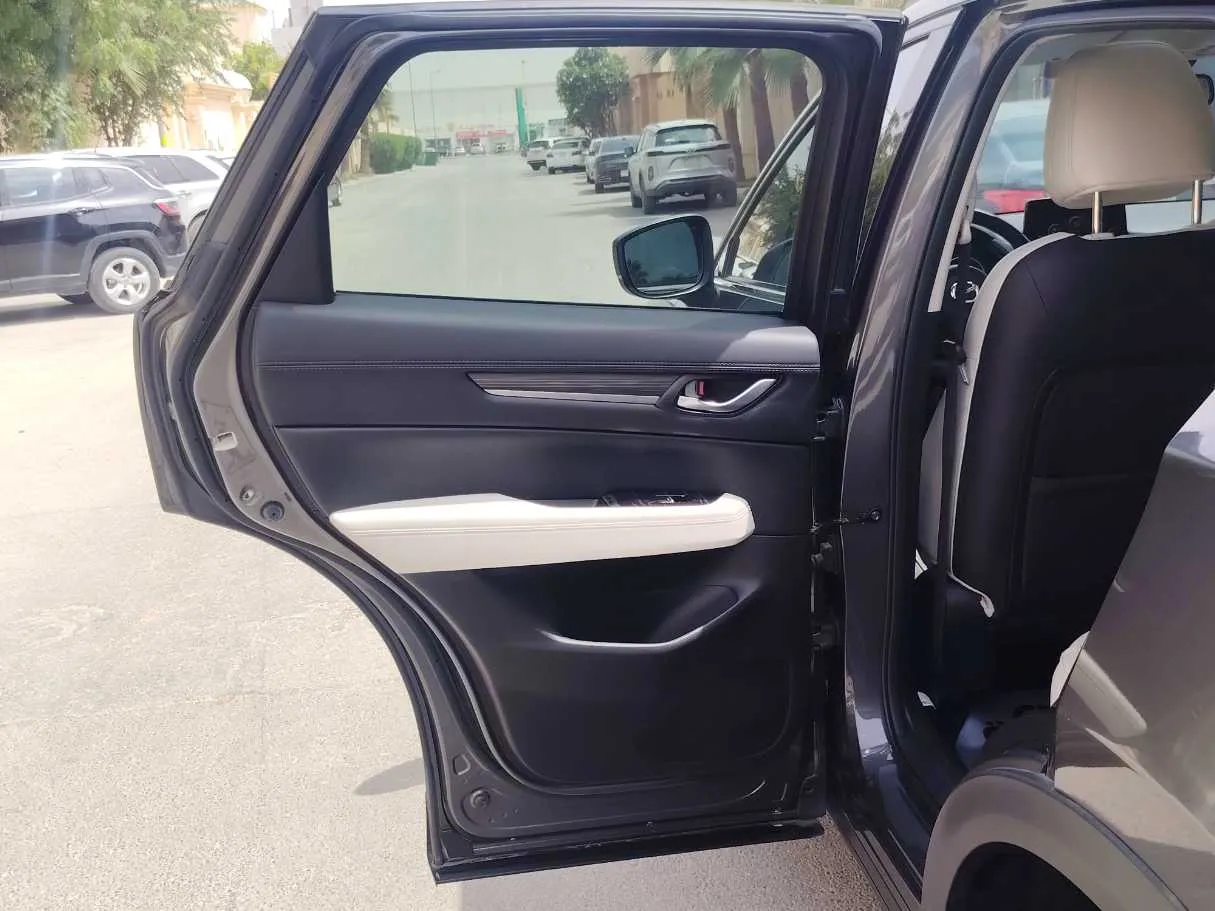 Car image 14