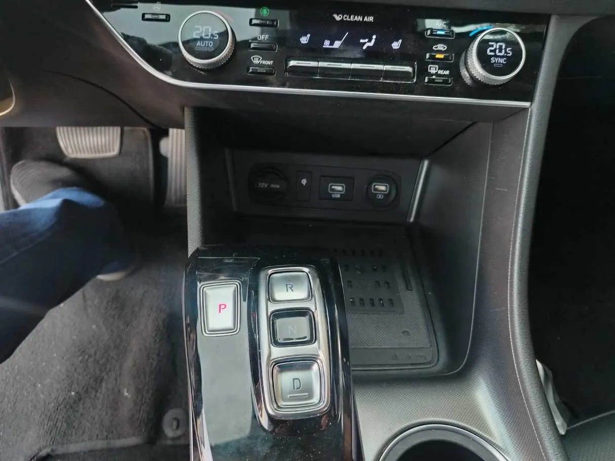 Car image 24