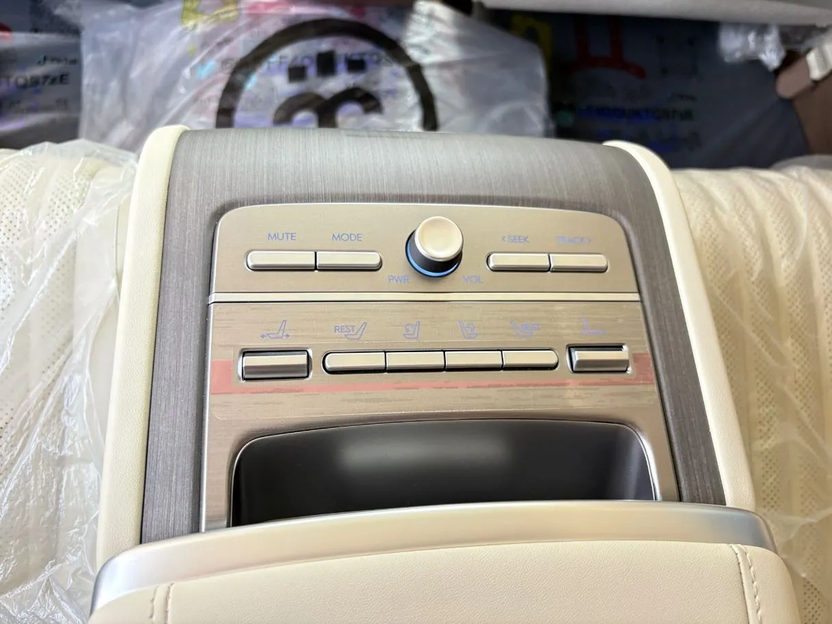 Car image 26