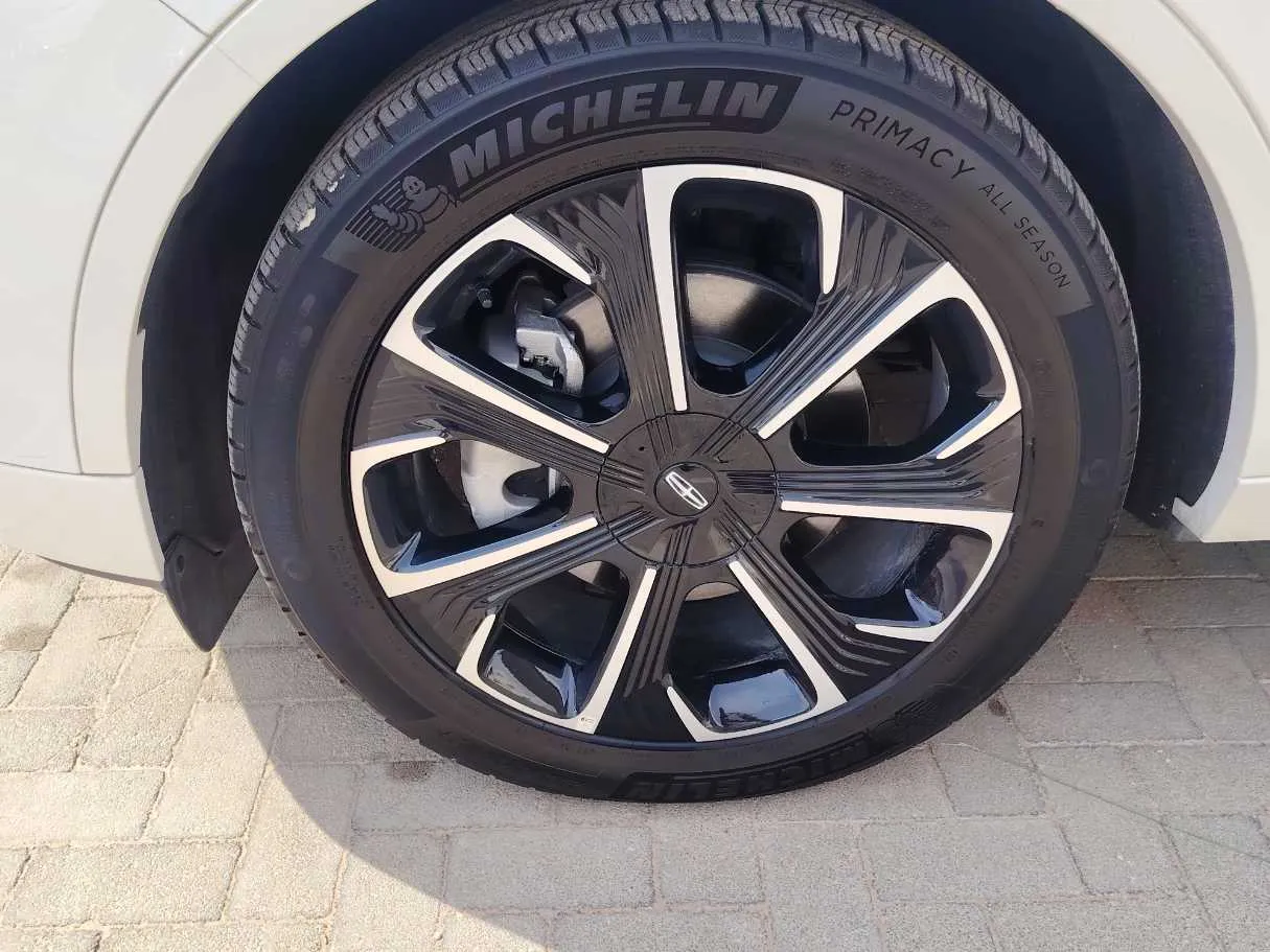 Car image 10