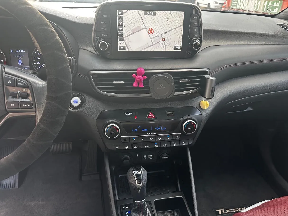 Car image 19