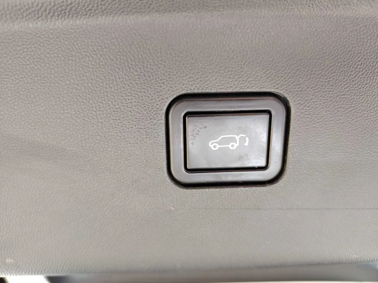 Car image 34