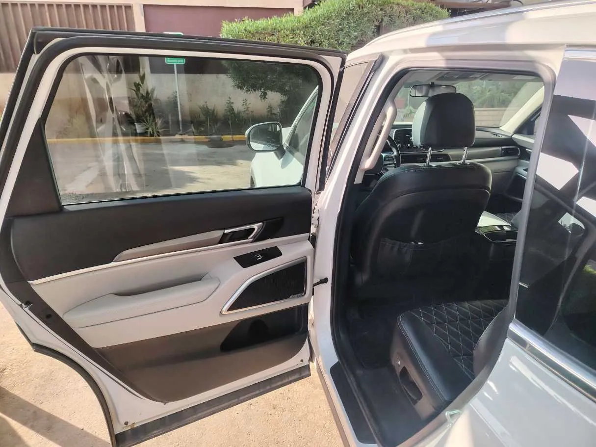 Car image 17