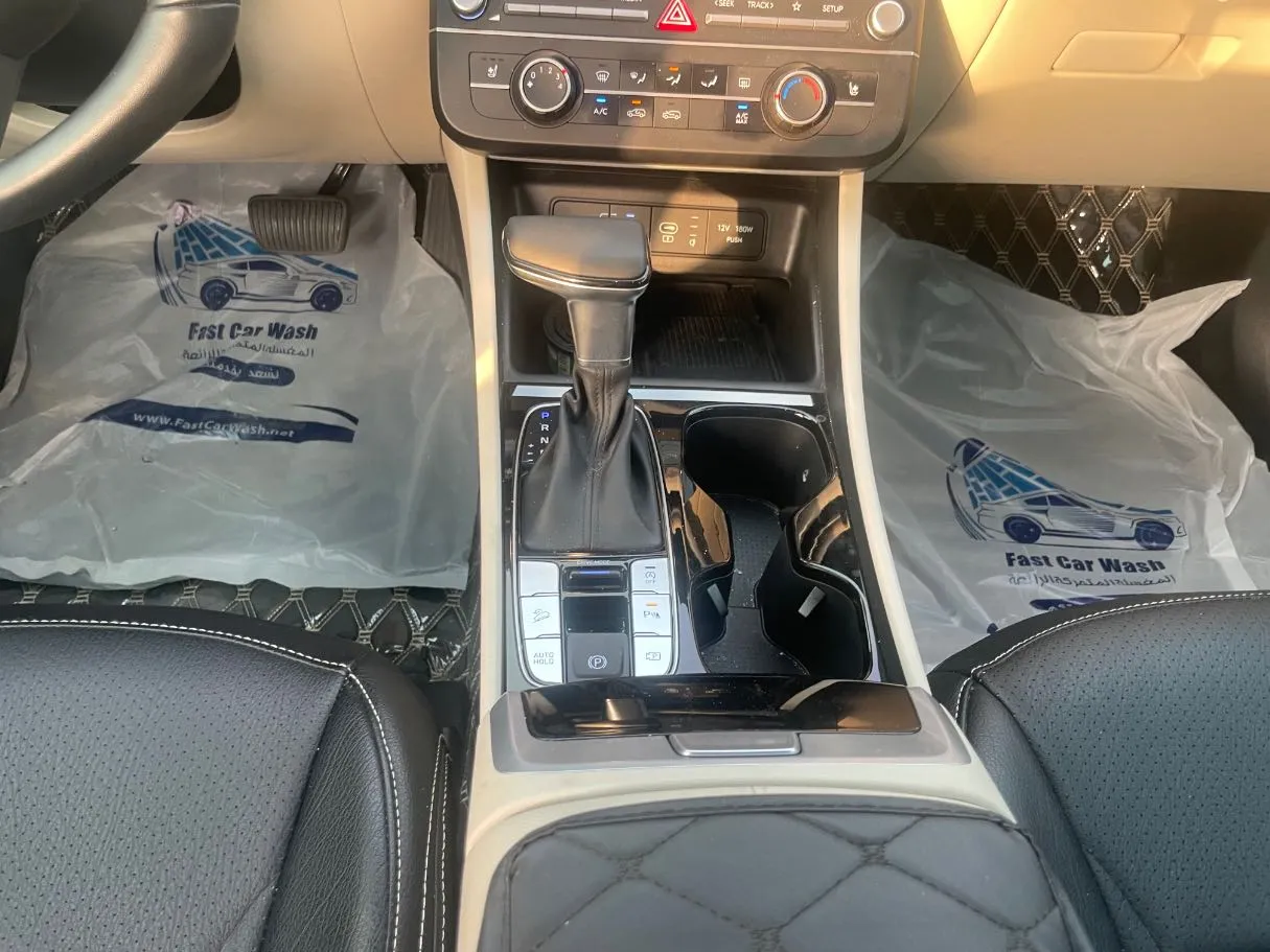 Car image 19