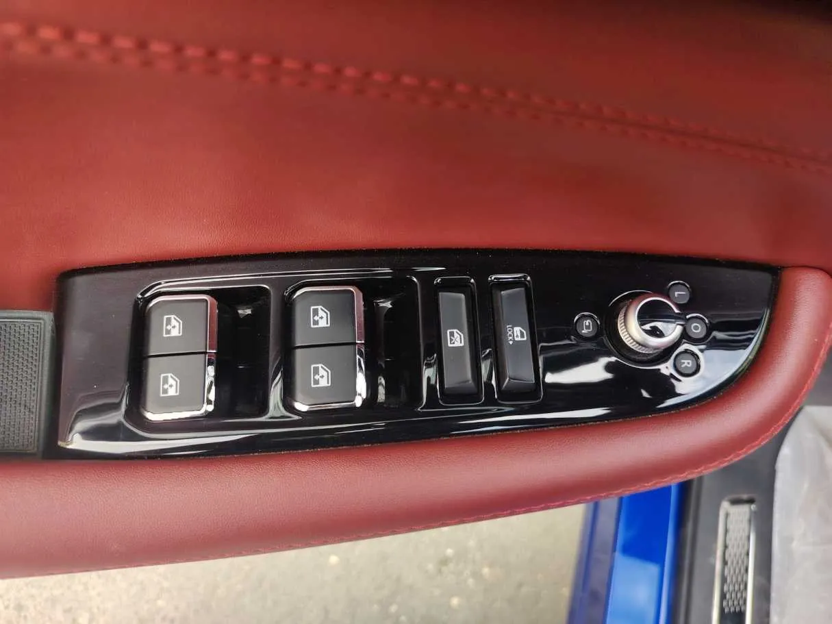 Car image 27