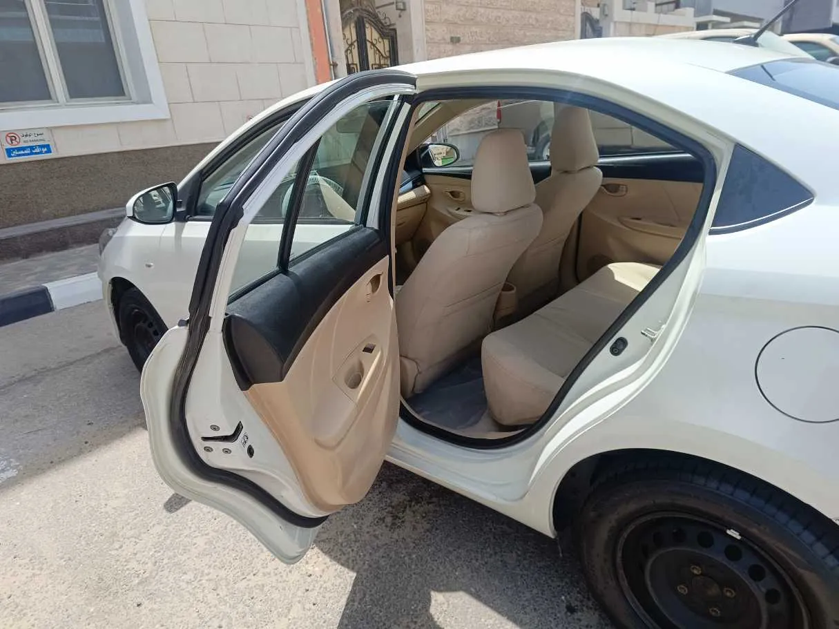 Car image 14