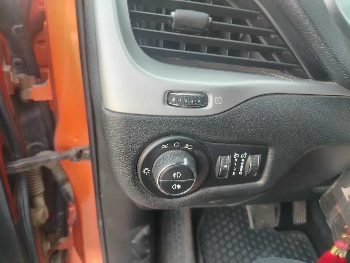 Car image 32