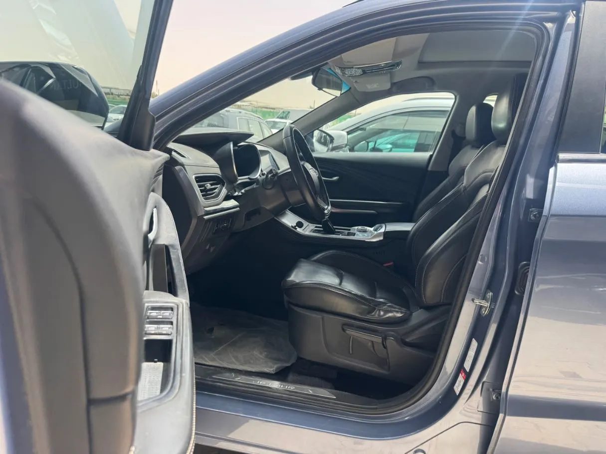 Car image 10